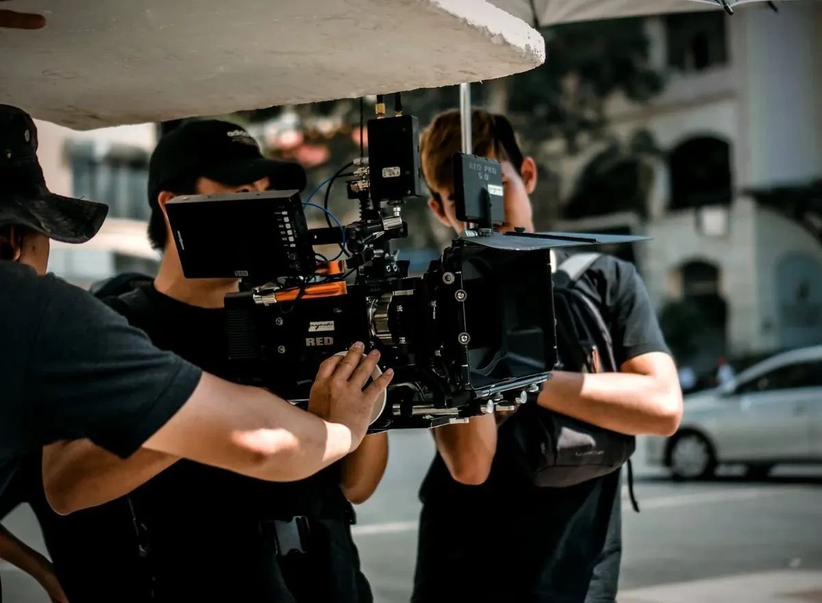 Equipe de filmagem operando câmera de cinema