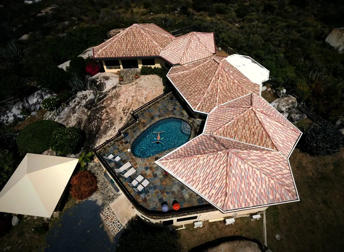 Vista aérea de casa de alto padrão com piscina