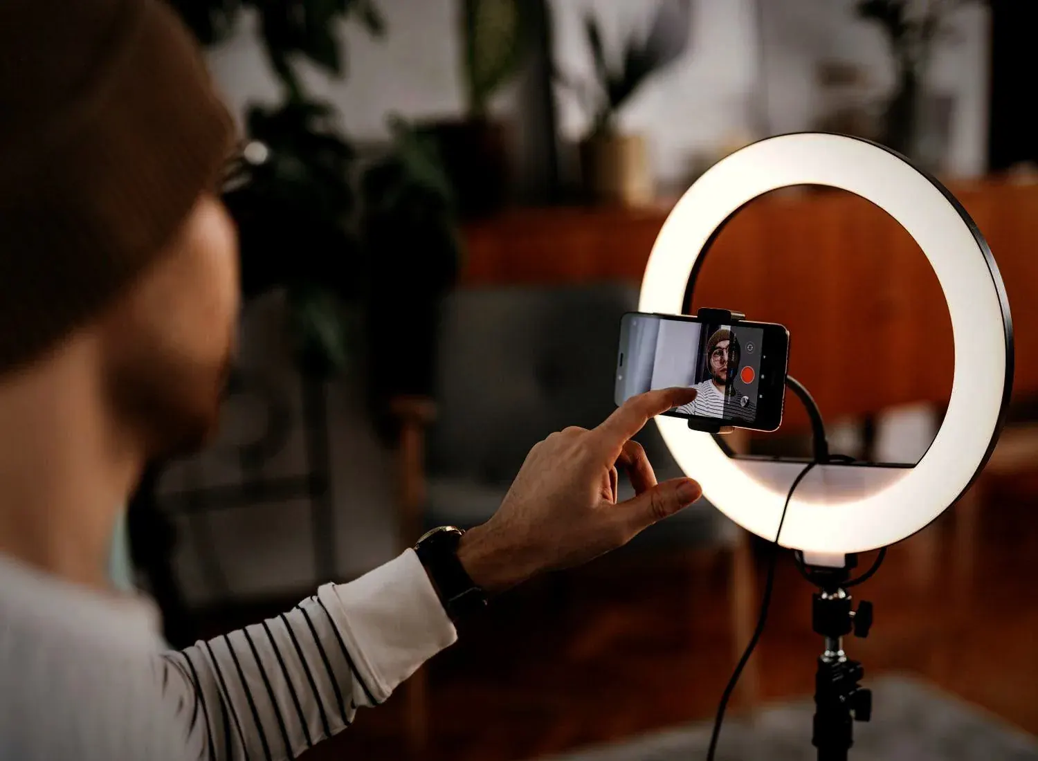 Corretor gravando conteúdo vertical com ring light