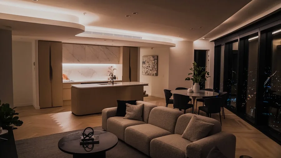 Sala de apartamento decorado com iluminação quente no fim da tarde